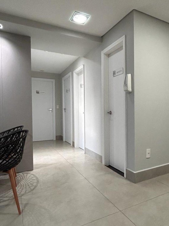 Hall e acesso interno do Aspen Park Trade Center